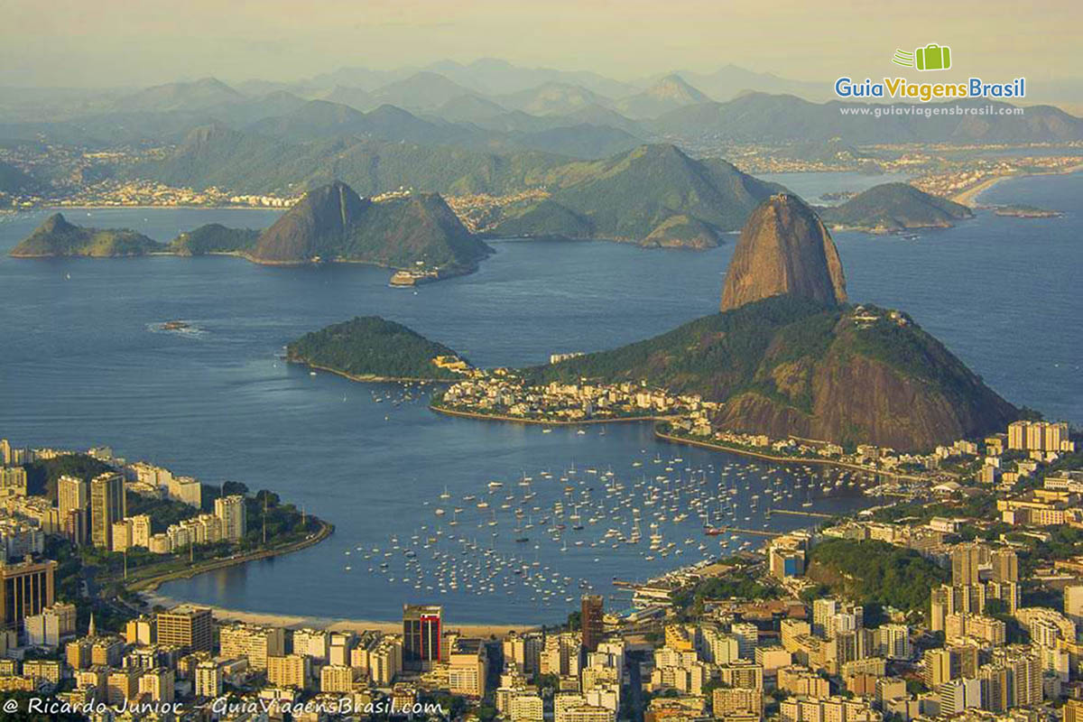 Imagem dos barcos na Enseada de Botafogo, vista do alto do Corcovado.